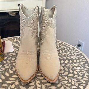 Dolce Vita cream colored boot
Size 8.5